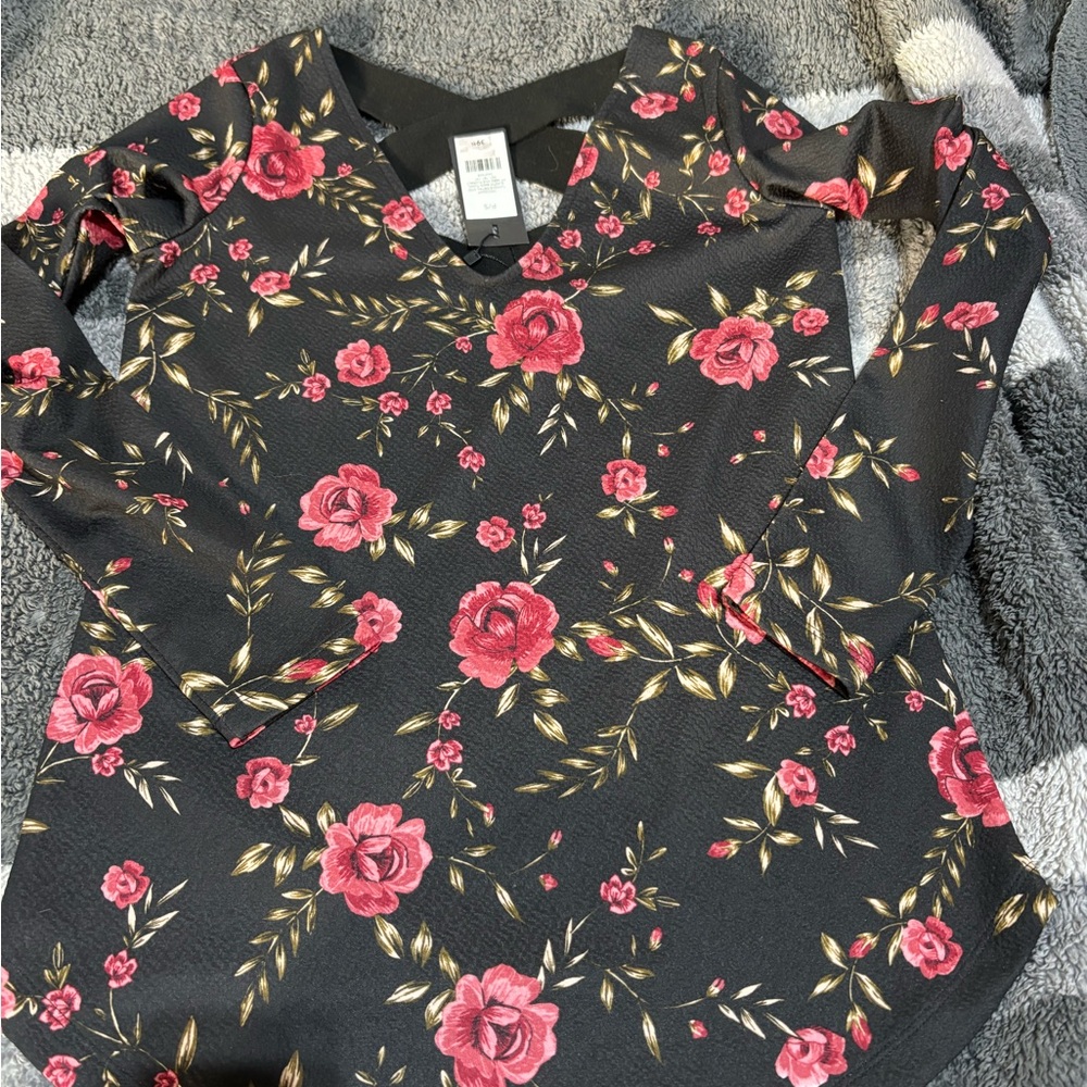 NWT flowered top. Size small